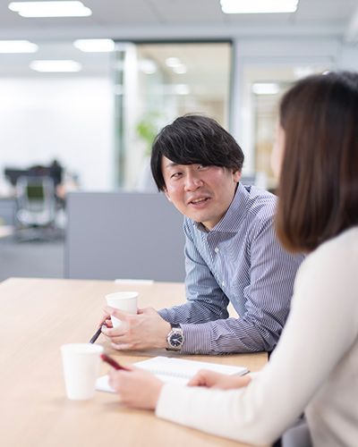 休憩スペースで打ち合わせ