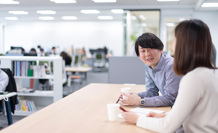 休憩スペースで打ち合わせ